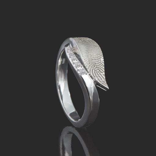 Zilveren ring met bladvorm en vingerafdruk plus 5 zirkonia stenen