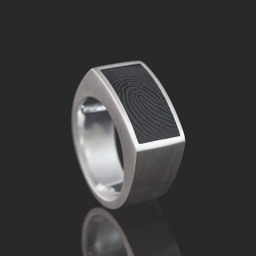 Zilveren ring met rechthoekige vingerafdruk in onyx