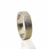 Gouden ring met vingerafdruk en zikronia steen in het midden
