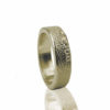 Gouden ring met vingerafdruk en 5 zikronia stenen verticaal