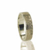 Gouden ring met vingerafdruk en 7 zikronia stenen verticaal
