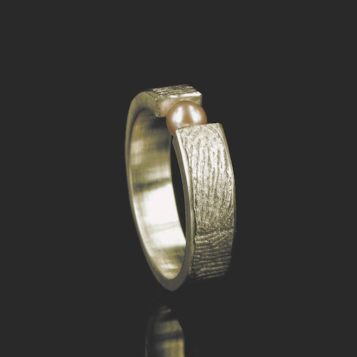 Gouden ring met vingerafdruk en zoetwaterparel