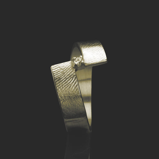 Gouden ring met vingerafdruk en chaton met zakronia steen