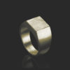 Gouden ring met vierkante zegel