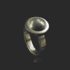 Gouden ring met ronde bolle steen en vingerafdruk