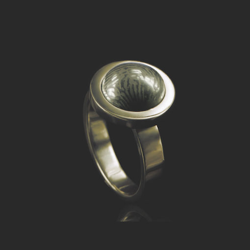 Gouden ring met ronde bolle steen en vingerafdruk