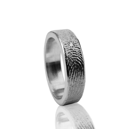 Zilveren ring met vingerafdruk en zikronia steen in het midden