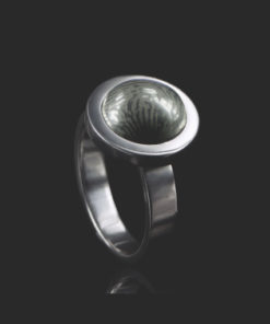 Zilveren ring met bolle steen en vingerafdruk