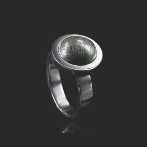 Zilveren ring met bolle steen en vingerafdruk