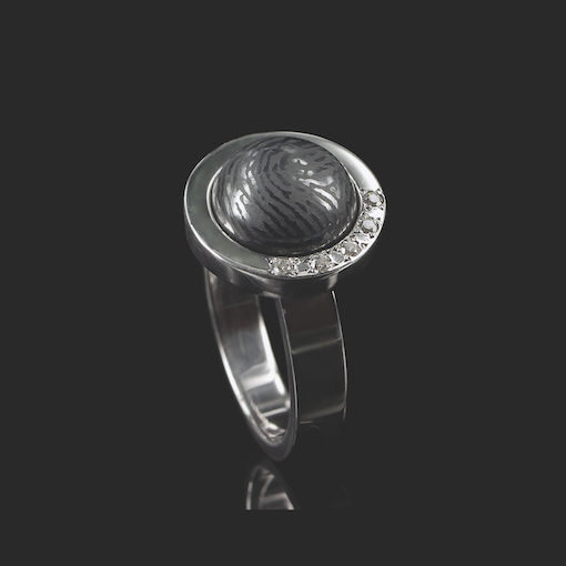 Zilveren ring met bolle ronden steen en vingerafdruk met 5 zirkonia stenen