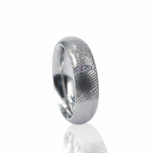 Zilveren ring met vingerafdruk en zirkonia stenen