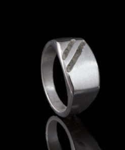 Zilveren ring met gesloten askamer