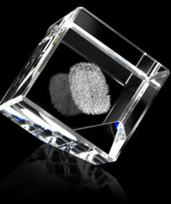 Glazen kubus met afgeschuinde hoek en lasergravure