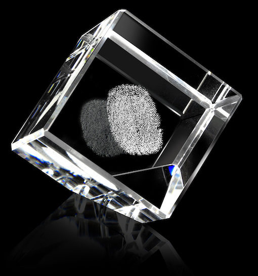 Glazen kubus met afgeschuinde hoek en lasergravure